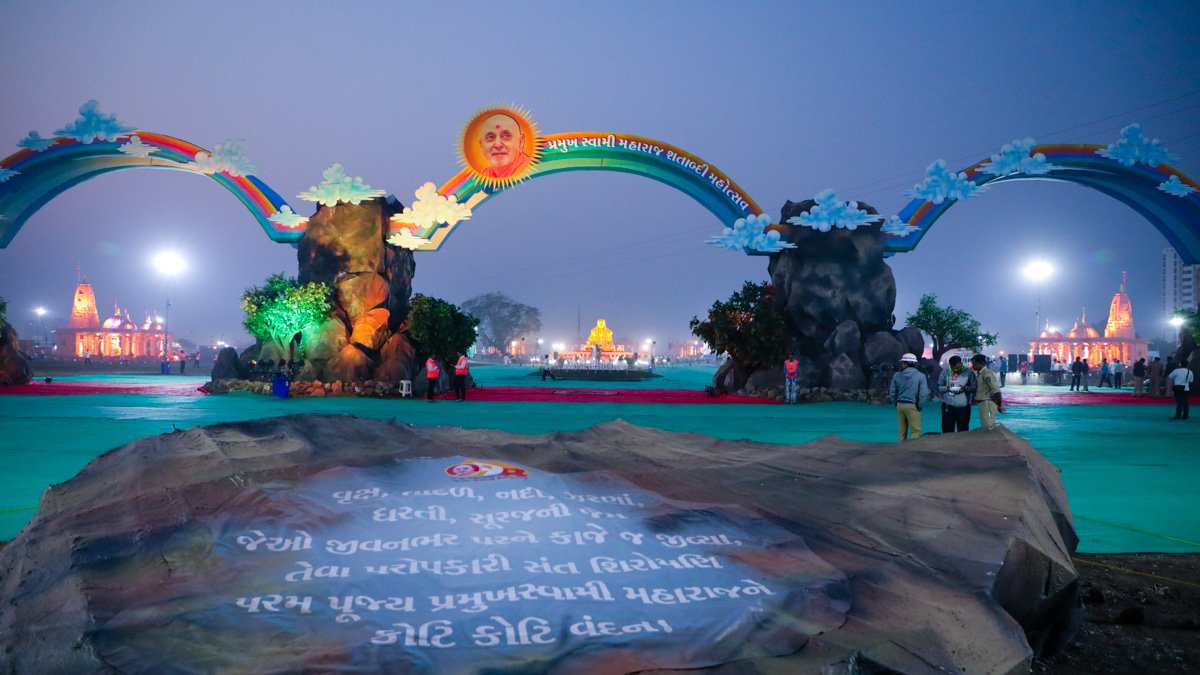 parthpatelsj's tweet photo. Jab ye dharti pe suraj ki roshani rahe, ☀️🌎
Pramukh Swami tumhari kahani rahe...📖🗣️

(As long as the sun's light shines down on Earth,
Pramukh Swami, your story will remain/inspire) #psm98 https://t.co/Zlo23rzcxy