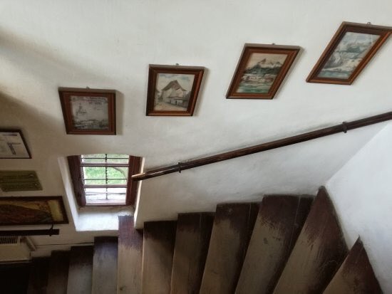 In the staircase and the upper room there are some paintings. Most of them are unsigned oils. Amateur prints of Sighisoara painted by anonymous authors. One of them is powerfully calling my attention.