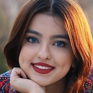 أبحرت فوق بحار العشق ِ محتسبا
لكن ْ ببحرك طاب اليوم َ إغراقي

لو ساورتك شكوك في محبتنا
فسائلي الحبَّ في أعماق خفاقي

أنا الأسيرُ بباب  هواك  مِن زمن ٍ
ولستُ أسعى لإطلاقي وإعتاقي

زرعتُ عمري على كفيك ِ يا وجعي ِ
كما حملتُ إلى عينيك أشواقي