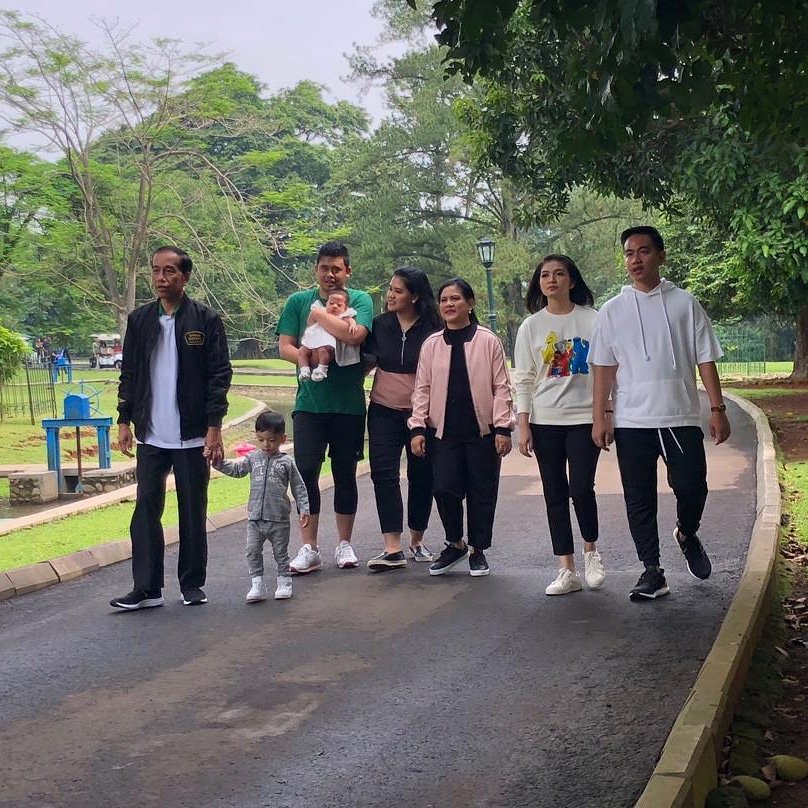 jokowi's tweet photo. Liburan bersama anak cucu, menikmati kesejukan alam kebun raya Bogor. Lho, Mas @kaesangp mana?

Selamat berakhir pekan. https://t.co/UJSjJYEL2r