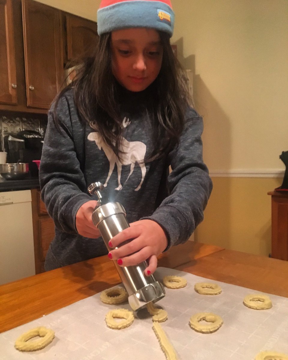 WallStGirl68's tweet photo. We make our Christmas Cookies from scratch! #grandmasrecipe @GianniSister #mybaker https://t.co/0f694HU7iQ