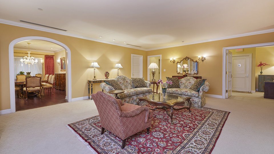 MansionGlobal's tweet photo. If you've ever wanted to build your own palace in Manhattan, here's your chance. https://t.co/F9zCHPwnLj https://t.co/7otpi8ykin