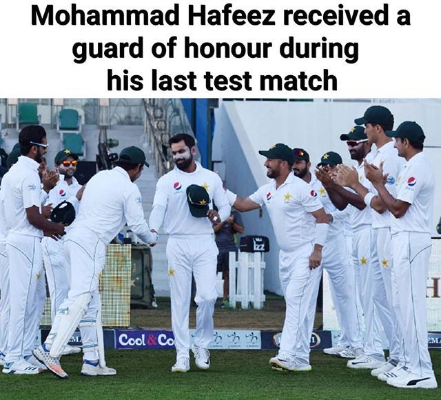 CricUniverse's tweet image. Mohammad hafeez received a guard of honour during his last test match against Newzealand !
👍
#mohammadhafeez #guardofhonour #lasttest #pakistan #retires #newzealand #cricketuniverse #ipl2018 #ipl #cricketnews #ipl11
