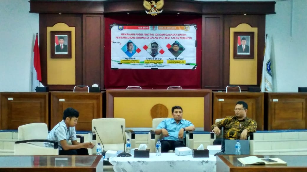 [Live Report] Hari ini sedang berlangsung talkshow bem FIS UNY 2018 dengan tema "Memahami Posisi Sentral Ide dan Gagasan Untuk Pembangunan Indonesia Dalam Visi, Misi Calon Pemimpin" di Ruang Aula Pascasarjana Lantai 3 (08/12)