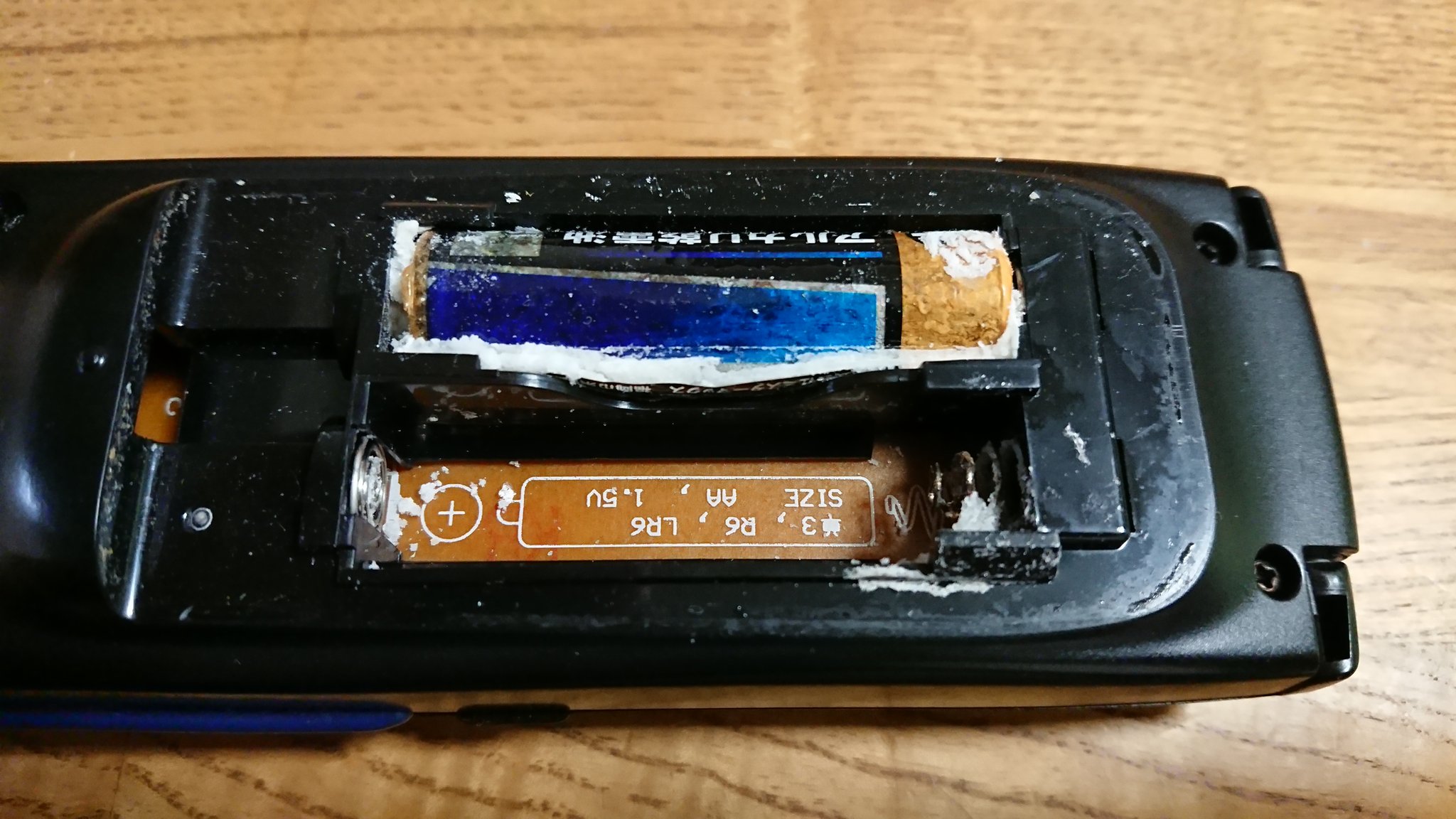 Miyaken Exe レコーダーのリモコンの電池液漏れして出せねぇ ºwº ていうか電池液漏れしたらこんな臭いんやなw T Co Wkbl28z9vv Twitter