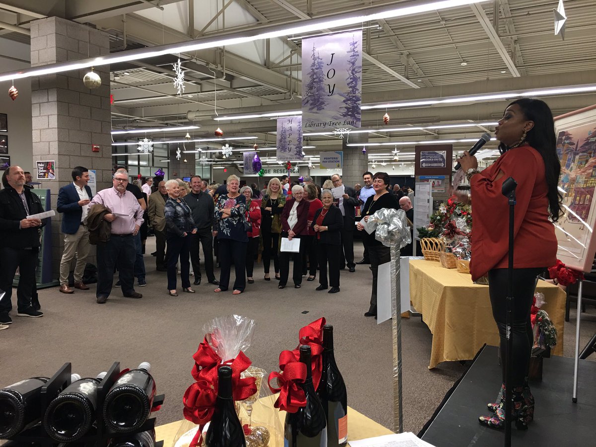 hendersonlibs's tweet photo. Live auction time at the #LibraryTreeLane Gala!#HendersonLibraries https://t.co/bejS4c0lh6