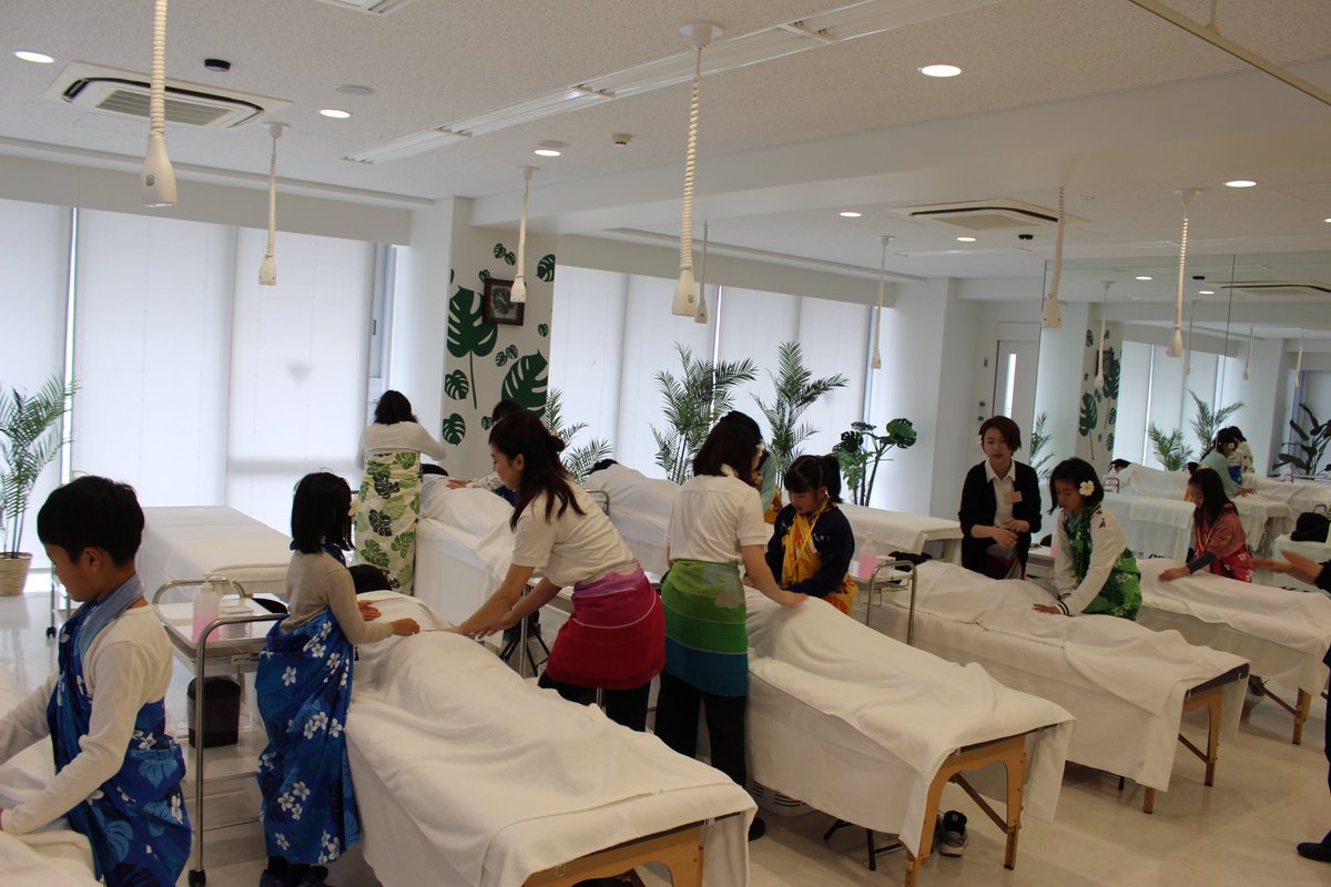 アイエステティック専門学校 公式 中村学園お仕事体験を開催中 アイでは小学生のお子様達に エステ メイク ネイル ブライダルのお仕事を体験していただいてます アイエステ アイエス 中村学園 お仕事体験 アイエステティック専門学校 小学生
