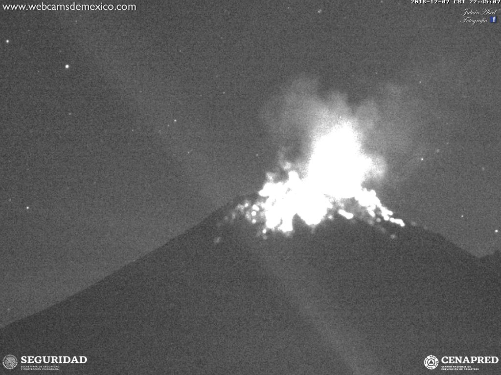 SkyAlertMx's tweet image. Explosión del #Popocatépetl - 22:44 h. Fragmentos incandescentes sobre la ladera del lado de Puebla; columna eruptiva superior a 2.5 km.