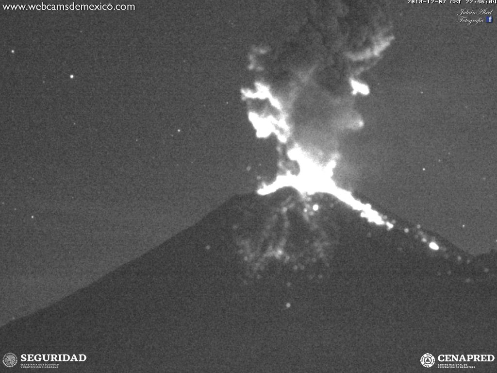 SkyAlertMx's tweet image. Explosión del #Popocatépetl - 22:44 h. Fragmentos incandescentes sobre la ladera del lado de Puebla; columna eruptiva superior a 2.5 km.