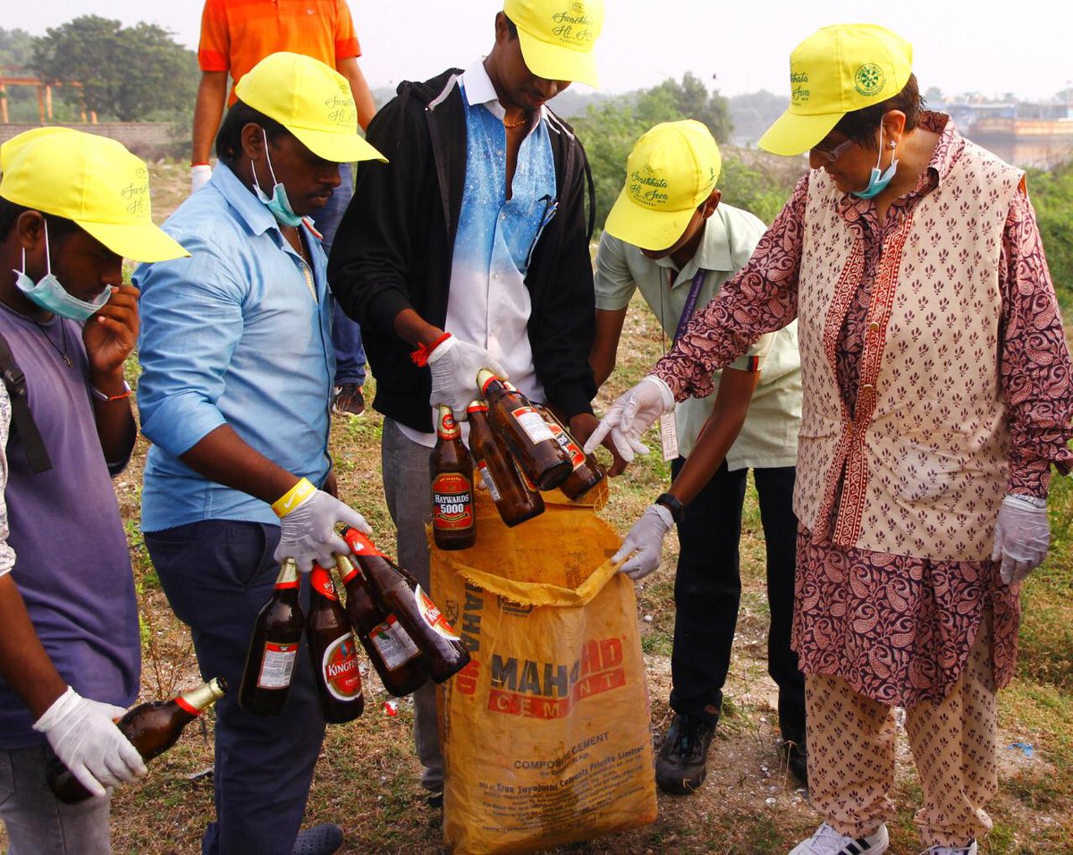 LGov_Puducherry's tweet photo. Few more Glimpses of the Shramdaan at Fishing Harbour, Thengaithittu, Puducherry. @ANI @AchariyaSchools https://t.co/fcEdMdvlMr