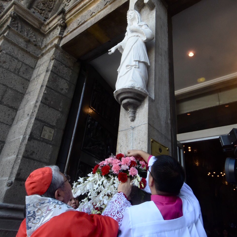 His Eminence Thomas Aquinas Manyo Cardinal Maeda, special envoy of His Holiness Pope Francis, offers flowers to the newly blessed image of the Immaculate Heart of Mary in front of the Manila Cathedral.