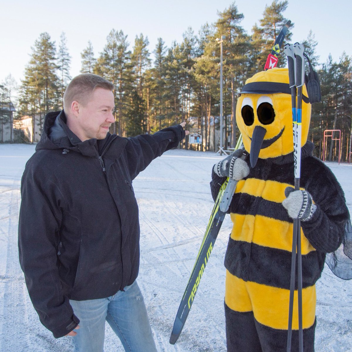 Länskis etsii Tonttua Harjun hiihtoladulta. Vaan ei ole latua, ei hiihtäjiä. Liikuntakeskuksen Santtu Hägg on ehkä nähnyt vilauksen Tontusta. - Tuonne se meni, Hägg näyttää. Länskis ilahtuu. - Sinne. Nyt on mainio lentosää, pörriäinen miettii ja virittelee siipiään. #visitlohja