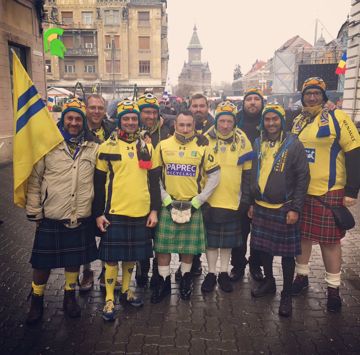 ASMOfficiel's tweet image. Des membres de la #YellowArmy partout dans #Timisoara avant la rencontre #TIMASM 😍FABULEUX SUPPORTERS !
