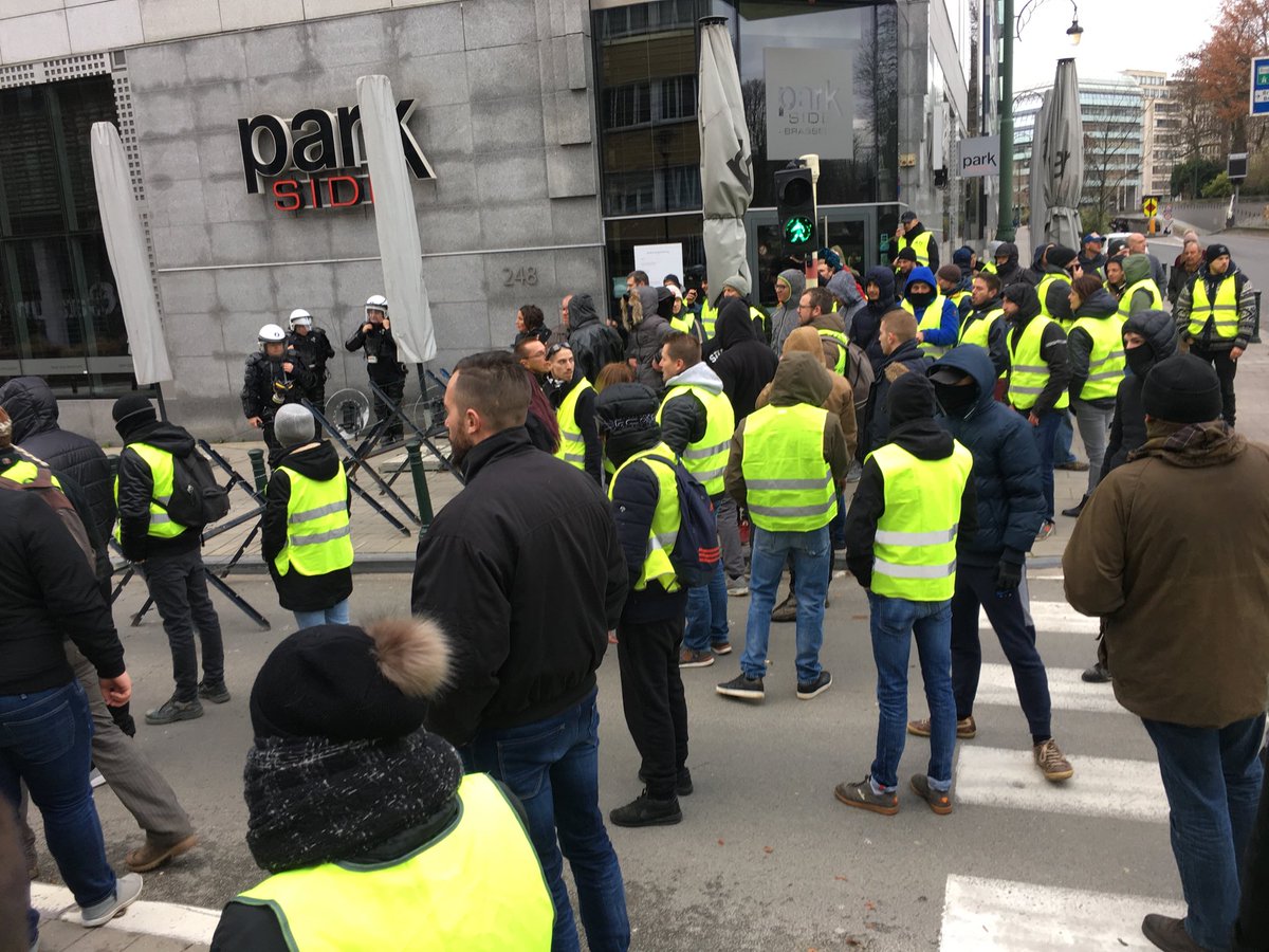 Groep van 200 gele hesjes start Brusselse betoging. #vrnws #gelehesjes