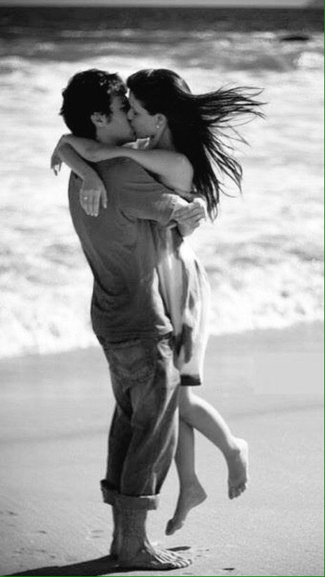_capitanrogers_'s tweet photo. Hoy hace un día espléndido para pasear juntos por mis pensamientos, esos en los que las olas del mar nos da tranquilidad siempre brilla el sol y tu sonrisa. #sonriesiempre https://t.co/gupqucoM3k