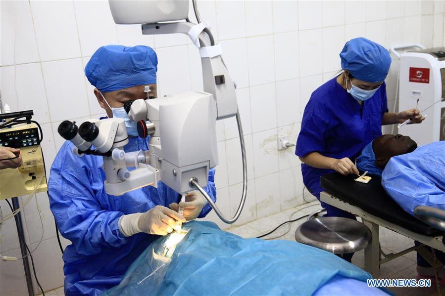 السفارة الصينية في السودان أعلنت أن فريقاً طبياً صينياً من ثمانية أعضاء سيجري 250 عملية جراحية مجانية لمرضى الساد (المياه البيضاء) السودانيين في مستشفى العيون بجامعة النيلين بالخرطوم