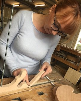 julianekaestner's tweet photo. Die Vorbereitungsarbeiten für meine Ausstellung gehen weiter. Im Moment arbeite ich an zwei Skulpturen: gestern in der Werkstatt am Feilen, Kanten brechen und Schleifen. Heute an der Grundierung, Schleifen und dem ersten Farbanstrich. #JulianeKaestner https://t.co/QEeoMEaYEl