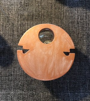 julianekaestner's tweet photo. Die Vorbereitungsarbeiten für meine Ausstellung gehen weiter. Im Moment arbeite ich an zwei Skulpturen: gestern in der Werkstatt am Feilen, Kanten brechen und Schleifen. Heute an der Grundierung, Schleifen und dem ersten Farbanstrich. #JulianeKaestner https://t.co/QEeoMEaYEl