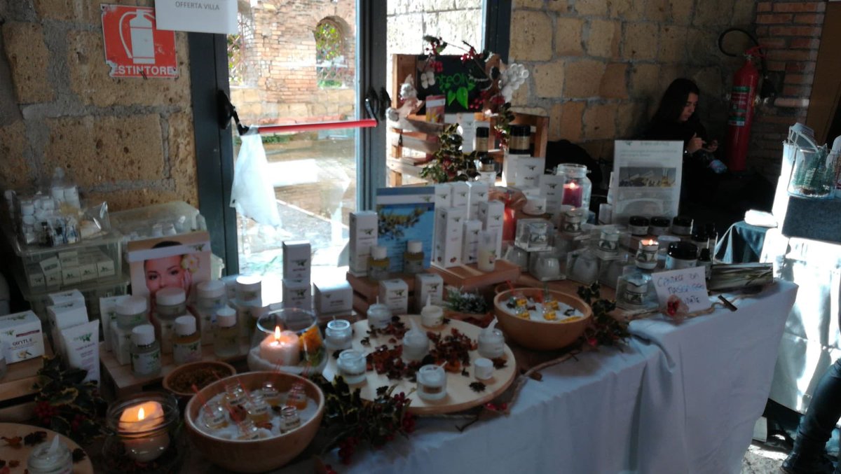 #MercatiniDiNatale a Viila Bruno. Noi ci siamo ,....voi? 😃
Tante idee regalo per #Natale
Vi aspettiamo!! 
#cosmesinaturale #aromaterapia #skincare #curadellapelle