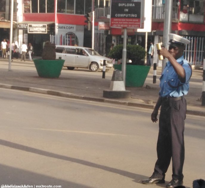 a3Route's tweet photo. 09:43 His name is ben, a very polite traffic officer and always controlling traffic along kenyatta avenue. "hananga maneno mingi na hachukuangi hongo" His My Hero @JBoinnet @NPSOfficial_KE @MikeSonko @UKenyatta  https://t.co/q9LD5fNRNc via @AbdirizackAdan