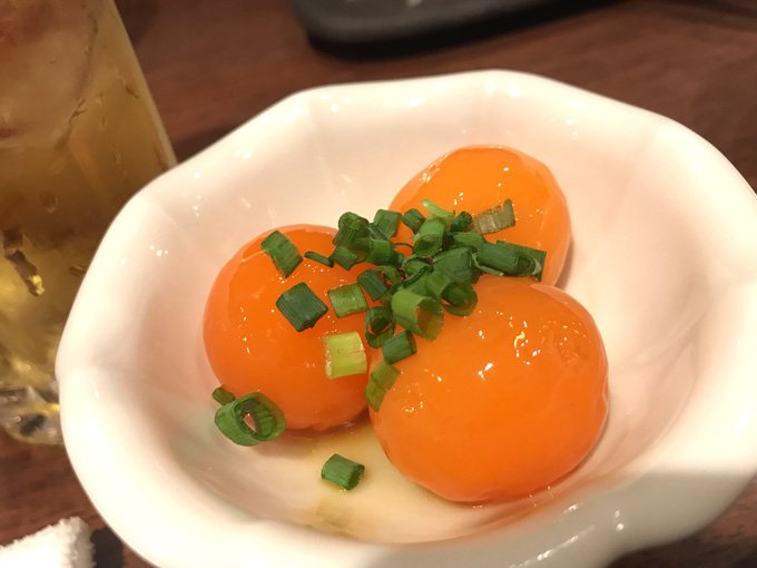 せんべろnet 大宮 肉寿司 馬肉料理や肉寿司が楽しめる居酒屋 平日18時まで限定でお酒3杯 つまみ2種のせんべろセット1000円を提供されており 気軽な一杯を楽しむこともできる 追加注文した べっこう玉や馬とろたく巻きも美味しい T Co
