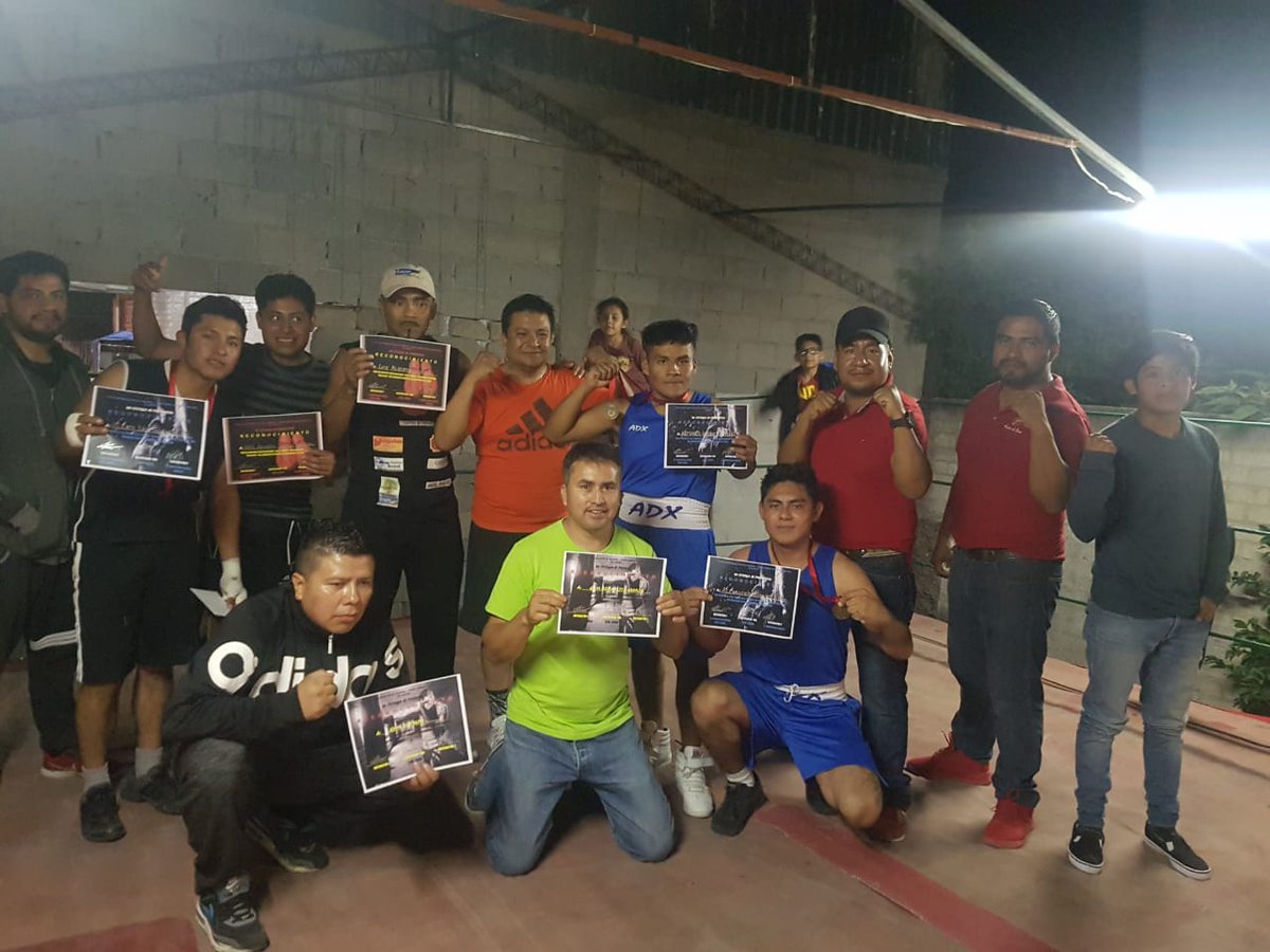 TlaxiacoBox's tweet photo. Super felices ALEXIS "EL FANTASMA" SANTIAGO del club de box JANETH"LA DINAMITA" OSORIO #Tlaxiaco #Oaxaca Conquista el Torneo Amateur de box "EN BUSCA DE UN CAMPEON" en #Huajuapan torneo realizado por el club de box "CRIXO" https://t.co/IYxglffTni