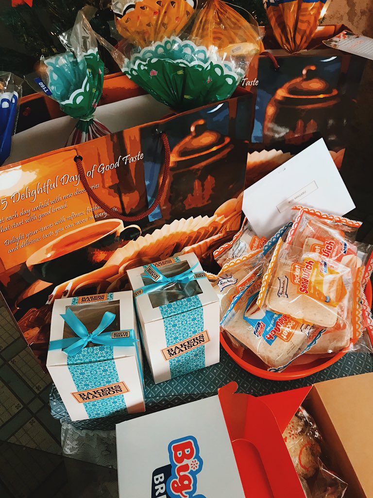 rodmagaru's tweet photo. Happy holidays!
Thank you to our friends from #CATPR, brands we love @gardeniaph and @BakersMaisonPH for the delicious party breads and cookies! πππ https://t.co/ph4jKgRdIc