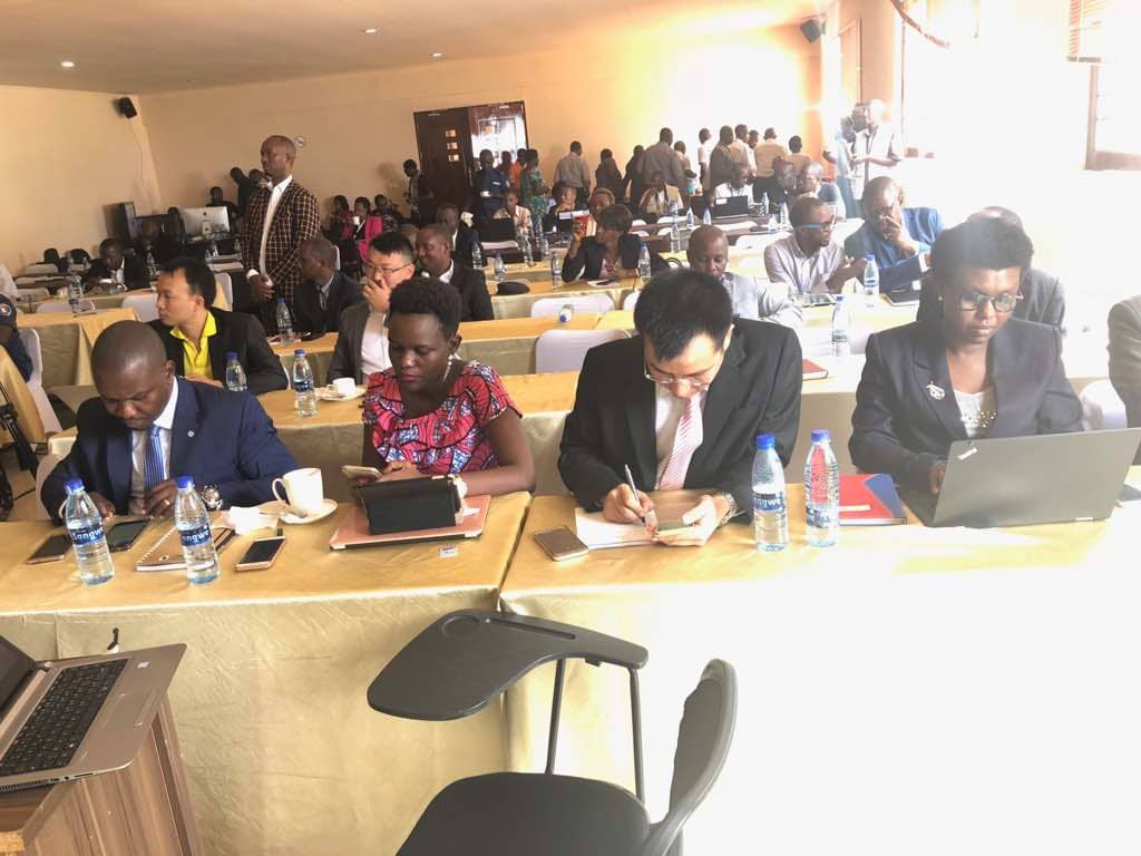 J'étais heureux d'être à <a href="/Gitega/">Province Gitega</a> où le <a href="/FSU_Burundi/">Fonds de Service Universel du Burundi</a> a organisé, ce vendredi, un Atelier sur l'Etat des lieux des TIC au #Burundi sous le Haut Patronage de Hon. <a href="/ButoyiEvelyne/">Hon Evelyne Butoyi🇧🇮</a> Ministre de la Jeunesse, des Postes et des Technologies de l'information,
 @Min_JPTic.