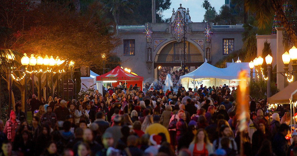 DecemberNights's tweet image. Getting the family ready for @DecemberNights? Safety Tip: Take a pic of each member of your family and choose a meeting place in case you become separated. #DecemberNights2018