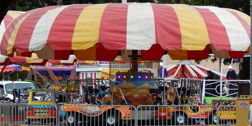 DecemberNights's tweet image. Today- starting NOW to 5 PM unlimited rides wrist band for $25 at the Palisades Midway carnival. #DecemberNights2018