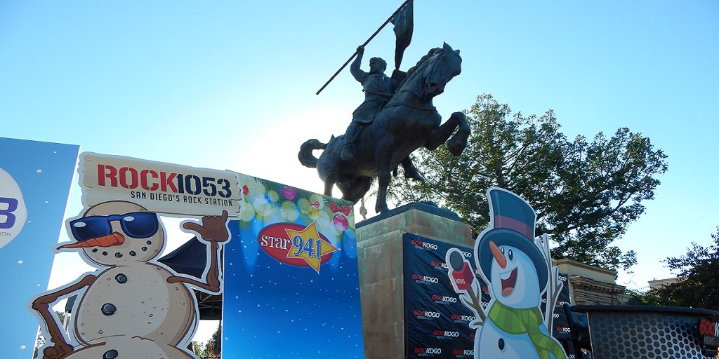 DecemberNights's tweet image. Visit the @Iheartradio festive photo station in the Plaza de Panama. Snap your holiday card photo in a giant gingerbread house or with a surfing Santa! #DecemberNights2018