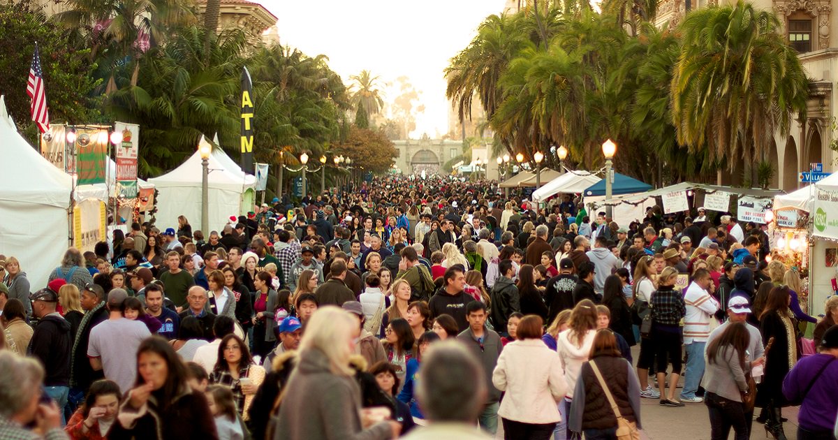 DecemberNights's tweet image. REMINDER whether you are coming or going, catch the free shuttle from/to downtown lots. Pick-up and drop-off at Ash St. between 5th and 6th Ave only.  #DecemberNights2018