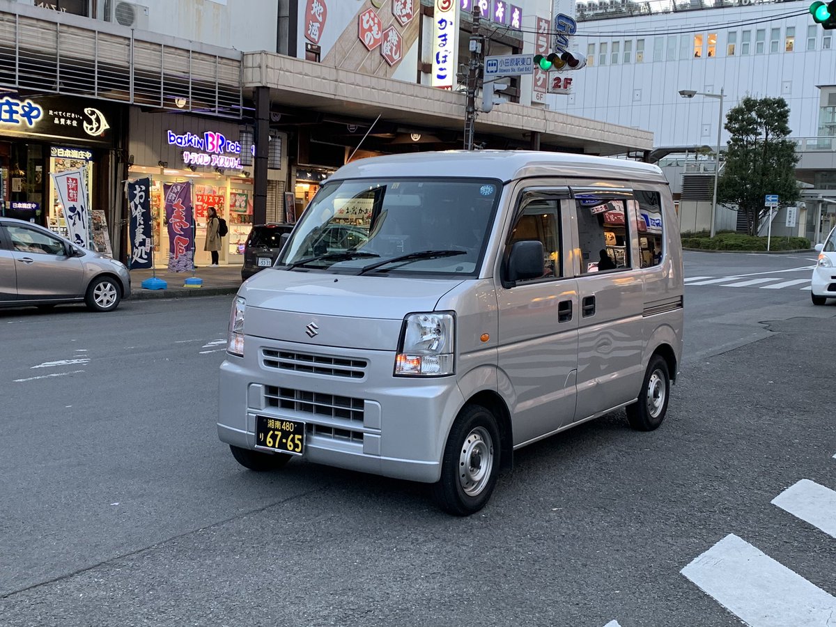 黒ナンバーの軽貨物車