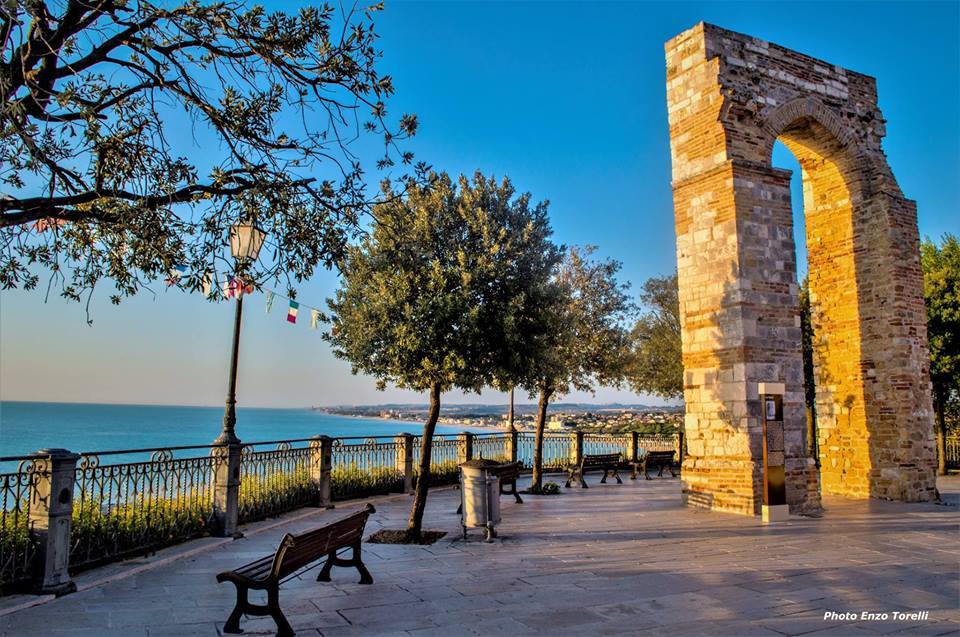 Che ne dite di una passeggiata nella @RivieraConero e Colli dell'Infinito? Godiamoci questo splendido panorama da #Numana, sulla cima del promontorio che domina il porto, dove si trova l'Arco. #destinazionemarche Info: destinazionemarche.it/riviera-del-co… Foto di Enzo Torelli Photography