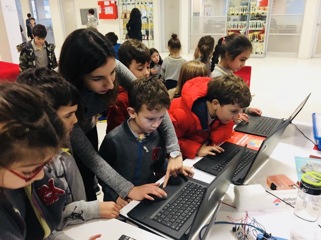 izmirbahcesehir's tweet image. 3-9 Aralık tarihleri arasında gerçekleştirdiğimiz, Hour of Code etkinlikleri kapsamında öğrencilerimizle kodlama çalışmalarımızı gerçekleştirdik #bkcoding #heranimdabahcesehir #hourofcode #bkbornova #everyonecancode #robotics