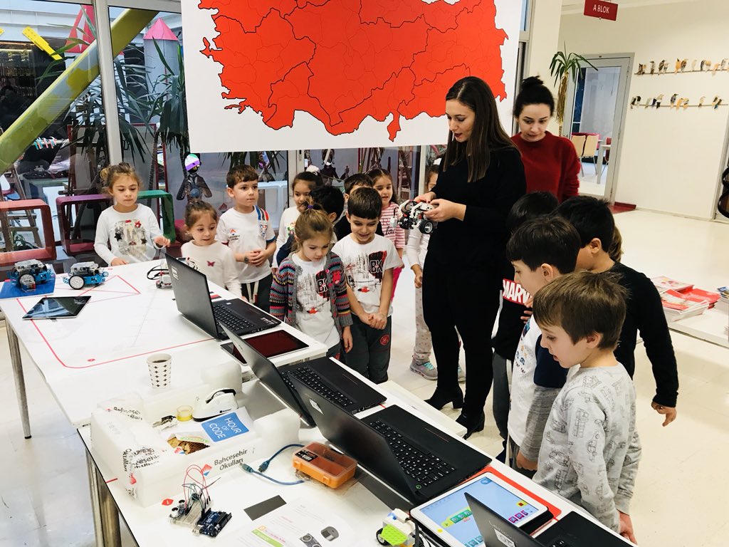 izmirbahcesehir's tweet image. 3-9 Aralık tarihleri arasında gerçekleştirdiğimiz, Hour of Code etkinlikleri kapsamında öğrencilerimizle kodlama çalışmalarımızı gerçekleştirdik #bkcoding #heranimdabahcesehir #hourofcode #bkbornova #everyonecancode #robotics