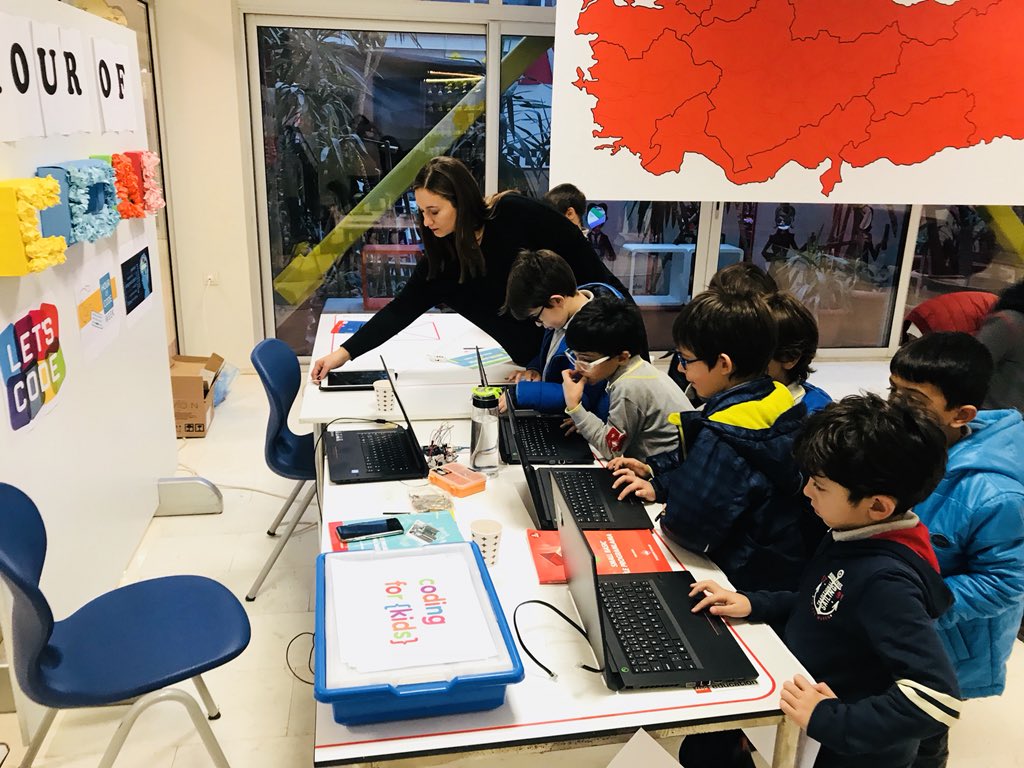 izmirbahcesehir's tweet image. 3-9 Aralık tarihleri arasında gerçekleştirdiğimiz, Hour of Code etkinlikleri kapsamında öğrencilerimizle kodlama çalışmalarımızı gerçekleştirdik #bkcoding #heranimdabahcesehir #hourofcode #bkbornova #everyonecancode #robotics
