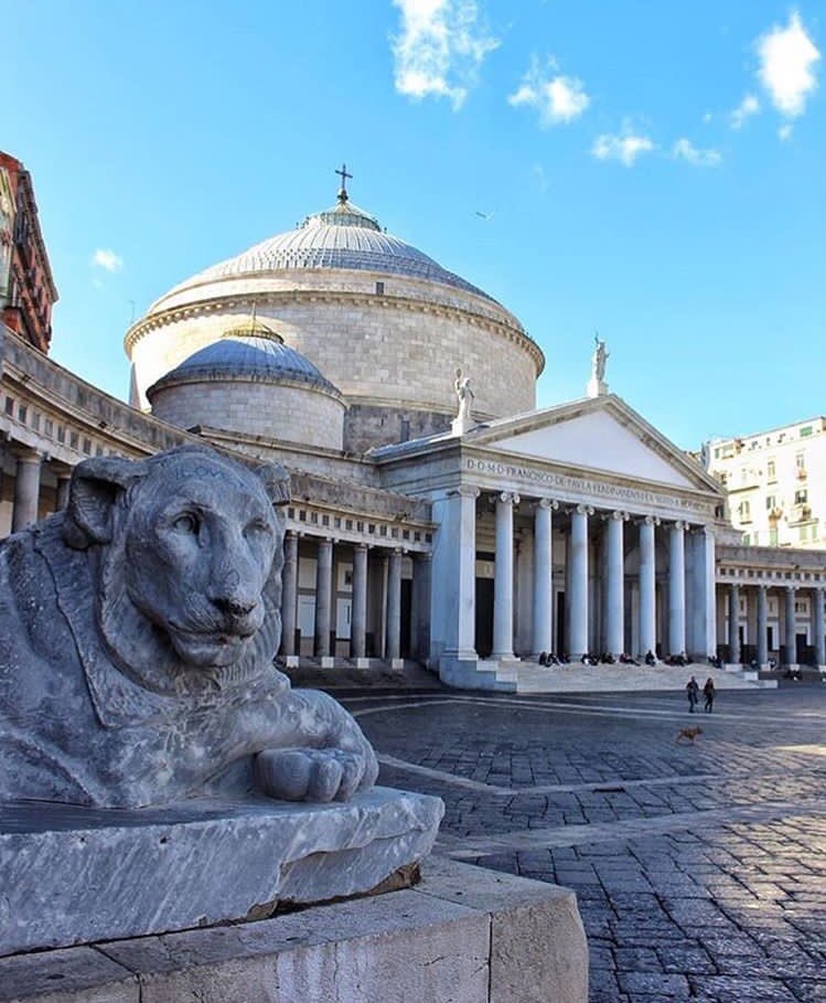 Naples et la majestueuse place du Plebiscito. Incontournable. Pour en savoir plus : 👉 bit.ly/2fcamw3 📷 By @_mrmdvt ⏬ instagram.com/p/Bq2K_2ZF14U/ #irresistibleitalie #italie