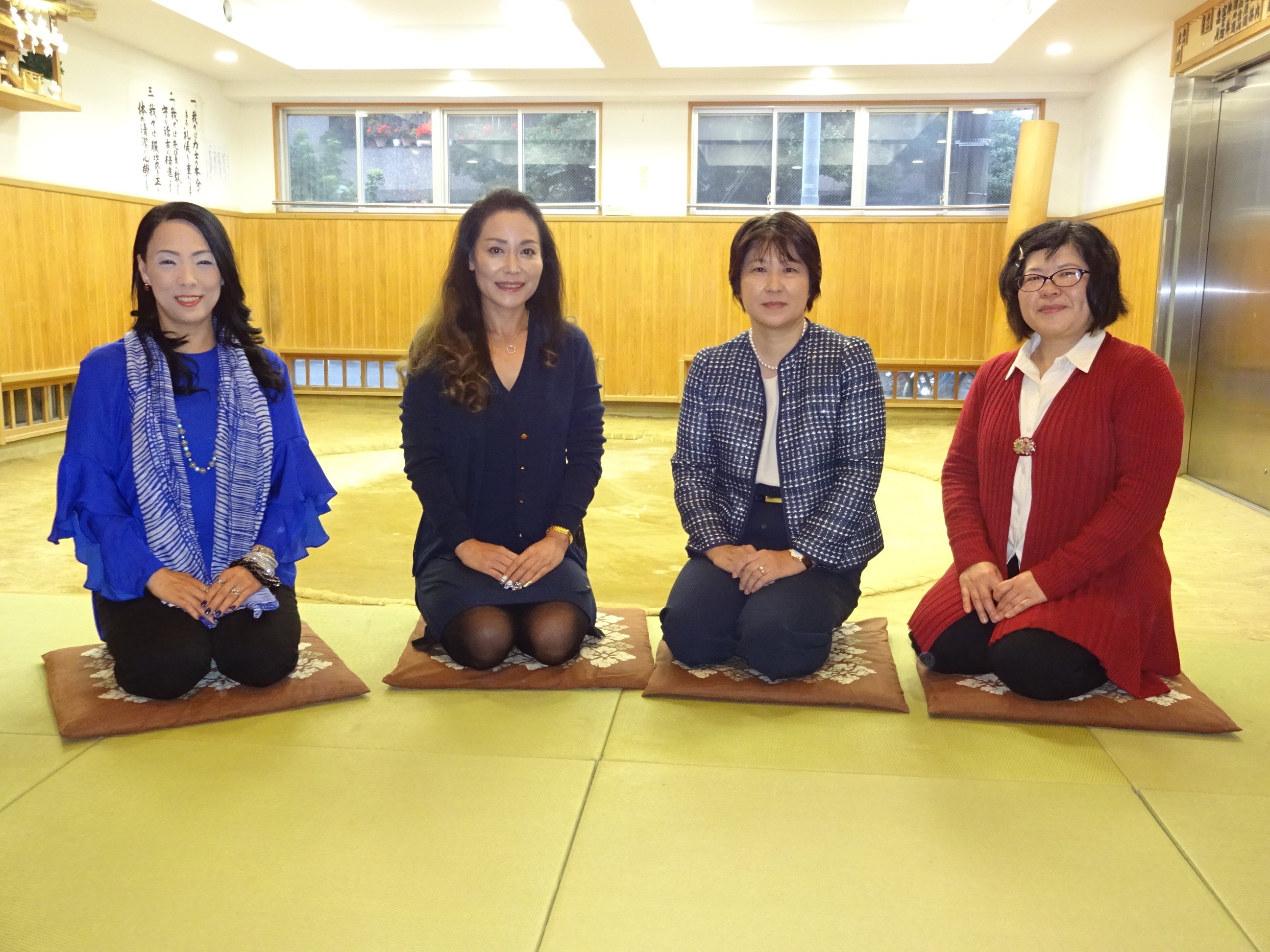 Nhkg Media大相撲中継 A Twitteren 相撲部屋の稽古場に美女が４人 左から式秀親方夫人 尾上親方夫人 阿武松親方夫人 司会の 和田靜香さん 相撲部屋のおかみさんの本音がさく裂 初場所展望号の座談会で T Co S2yfycw7kh 大相撲中継 Sumo 大相撲 お