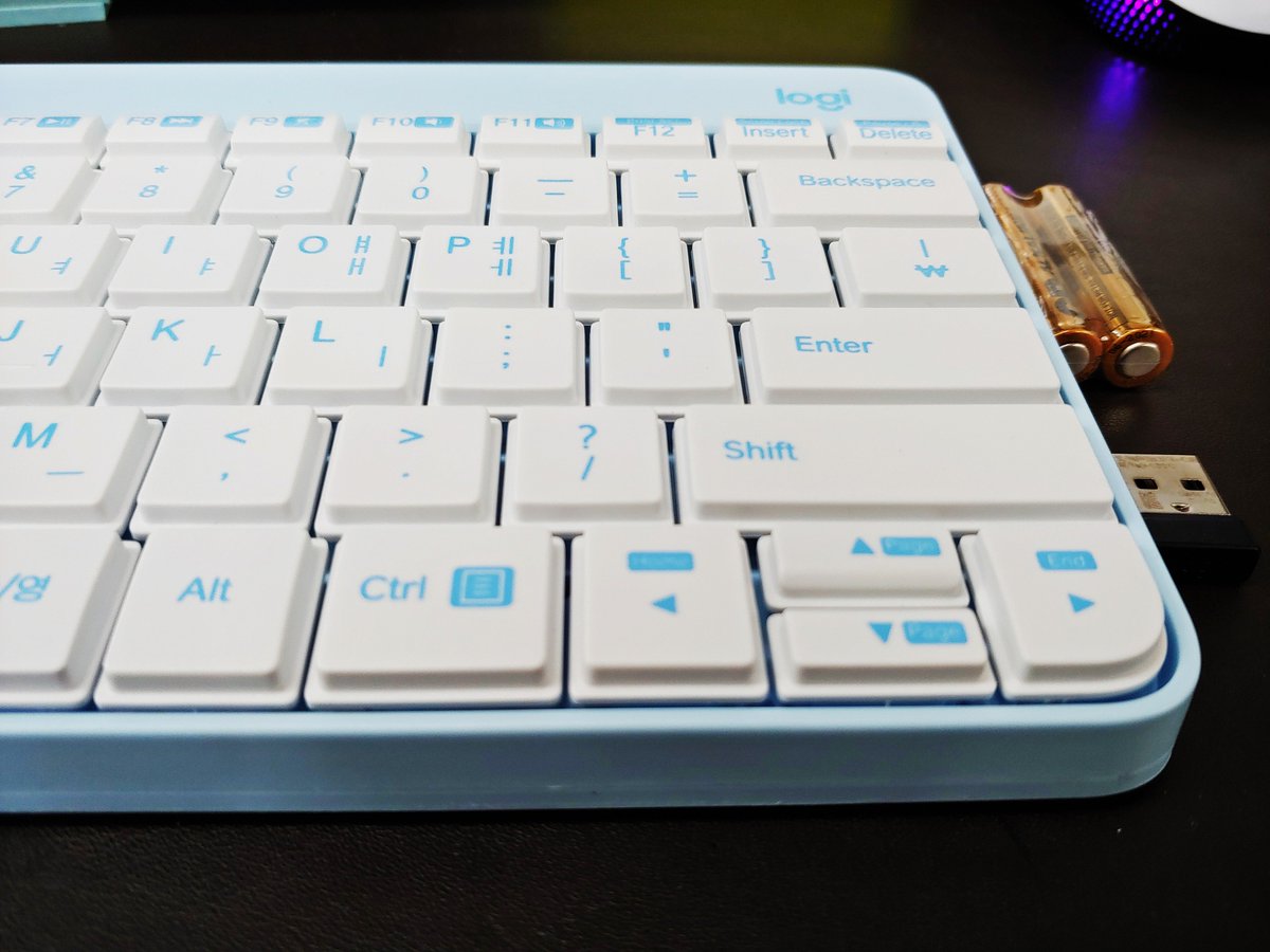 comwoori's tweet image. 166번째 이벤트 입니다.
이번에는 로지텍 + 카카오 콜라보 키보드인 라이언 키보드 입니다!
무선 수신기와 기본 건전지가 동봉되어 있네요.
깔끔한 하늘색 색감에 고개만 살짝 내밀고 있는 라이언이 너무 귀엽네요 😆
RT 해주시구요. 한분 추첨해서 드리겠습니다!
12월10일 월요일 오후에 추첨할게요~!