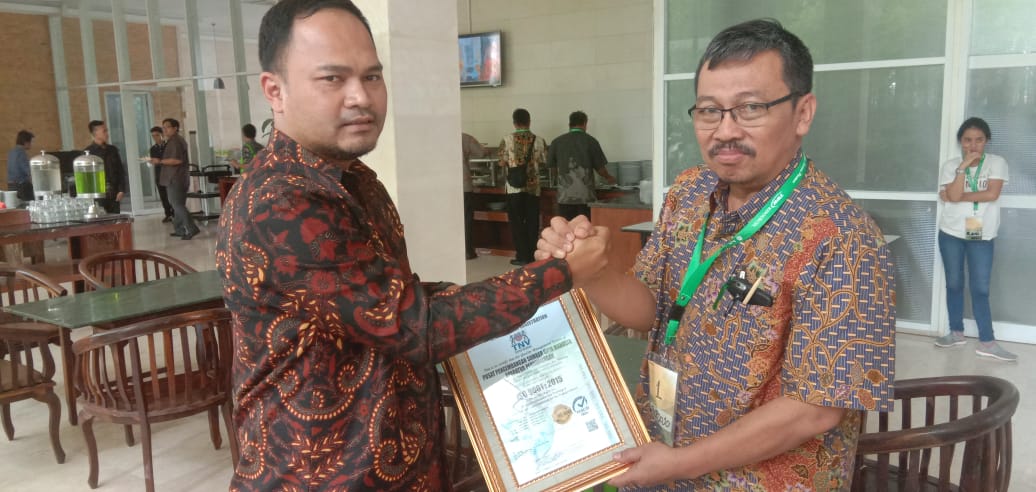 ppsdmap's tweet photo. Direktur TNV Indonesia, Bapak Maulana menyerahkan Sertifikat ISO 9001:2015 PPSDMAP kepada Kepala Bagian umum di Hotel Merlyn Tangerang.
BRAVO PPSDM AP
#bpsdm
#ppsdmap https://t.co/b3h9dpaPOf