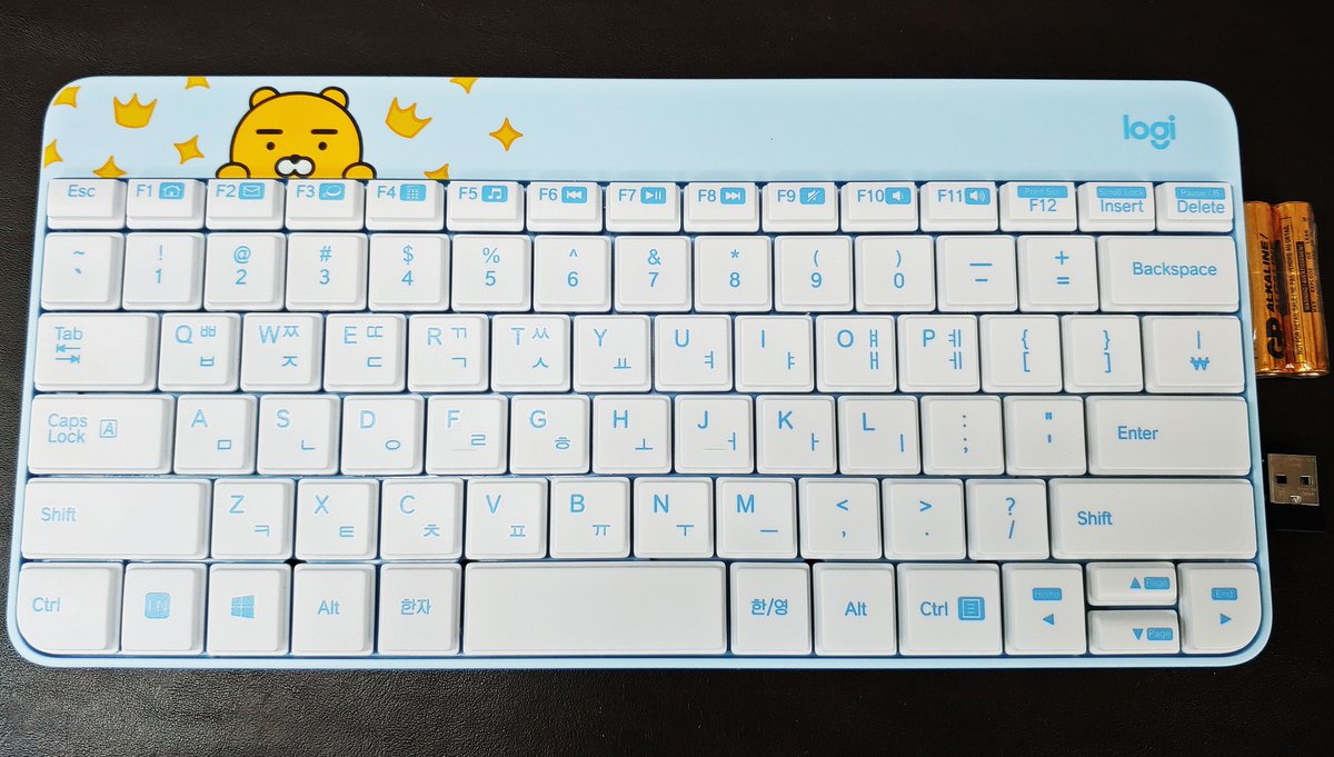 comwoori's tweet image. 166번째 이벤트 입니다.
이번에는 로지텍 + 카카오 콜라보 키보드인 라이언 키보드 입니다!
무선 수신기와 기본 건전지가 동봉되어 있네요.
깔끔한 하늘색 색감에 고개만 살짝 내밀고 있는 라이언이 너무 귀엽네요 😆
RT 해주시구요. 한분 추첨해서 드리겠습니다!
12월10일 월요일 오후에 추첨할게요~!