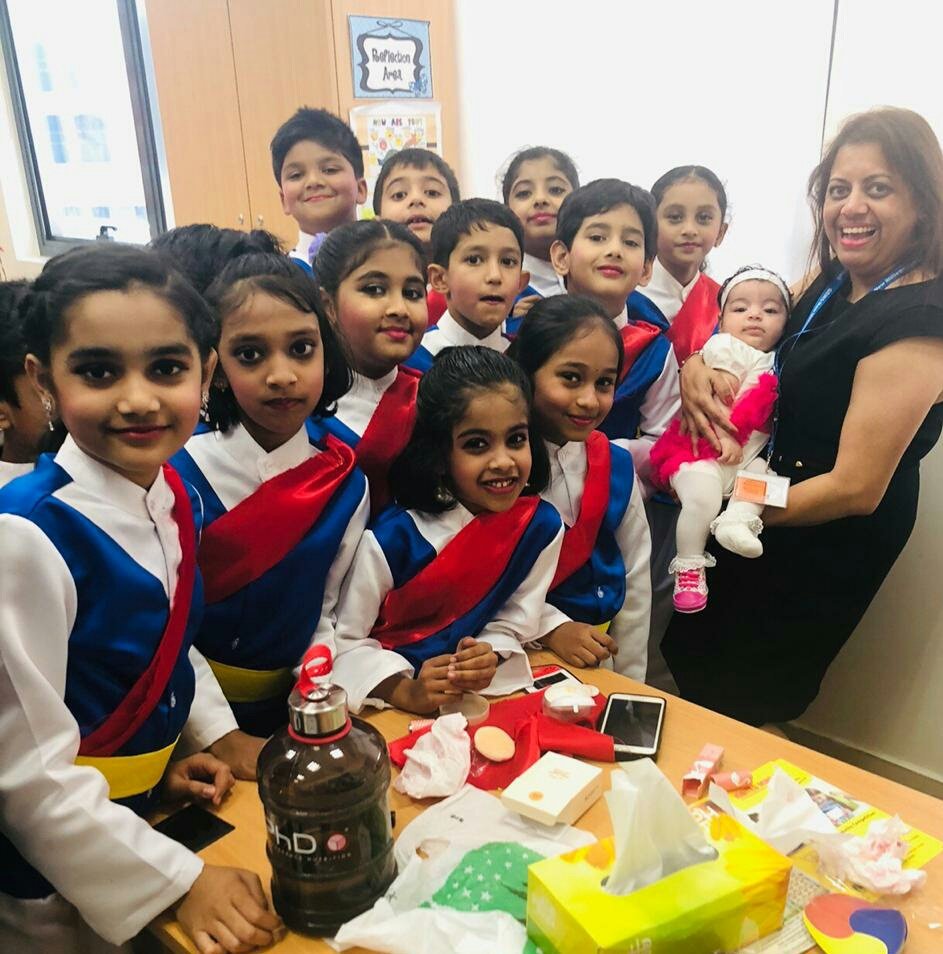 Gouri_Bhagwat's tweet photo. Kids were super happy to meet Saja the special guest visited our #Cool2B to wish us good luck before performance. #NMSPULSE2018 @Imansoliman8 @Fatima_Martin @ShettySampoorna https://t.co/2HpIRwhDPs