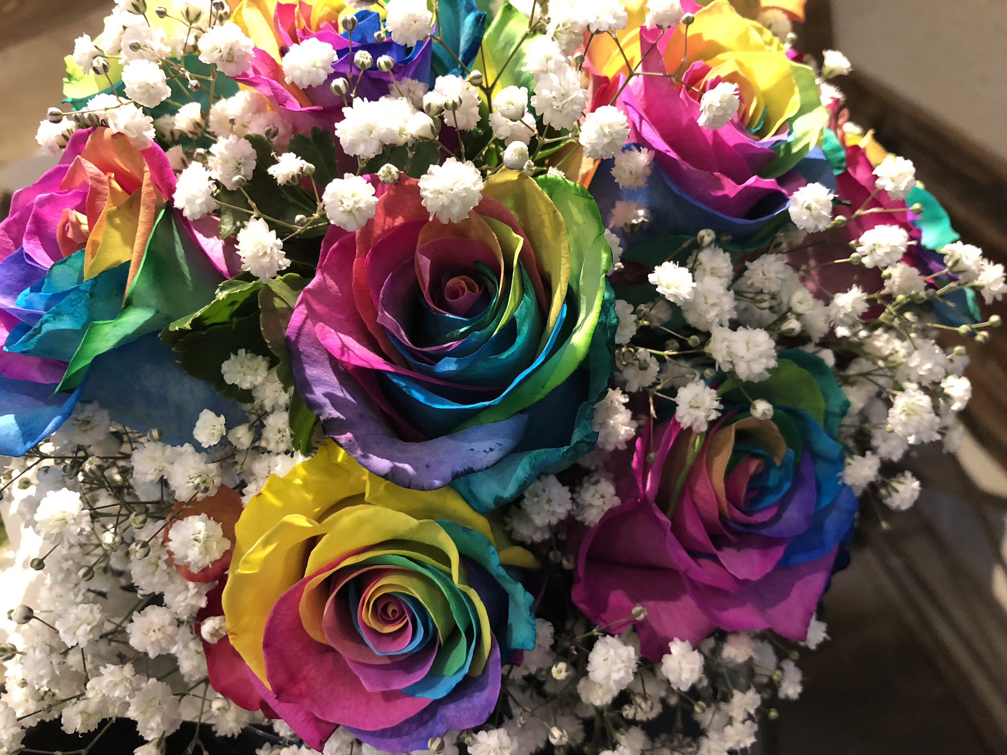なぎそ 自分の結婚式を挙げることが出来ました Bgmは全部v6 式に関するお花は はまーくんイメージで 写真もたくさん貼ってもらえた ブーケはレインボーローズっていう 本物のバラを使いました T Co 4d3ziecblr Twitter