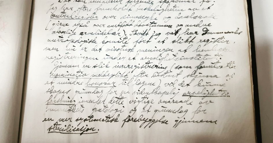Her finner man detaljerte pasientjournaler fra 1850, tanker om sterilisering av sinnssyke og protokoller over bruk av tvang og tvangstrøyer vartoslo.no/arkivet-etter-… via @VartOslo #OsloHospital #Oslobyarkiv #Oslo #arkiv #psykiatri