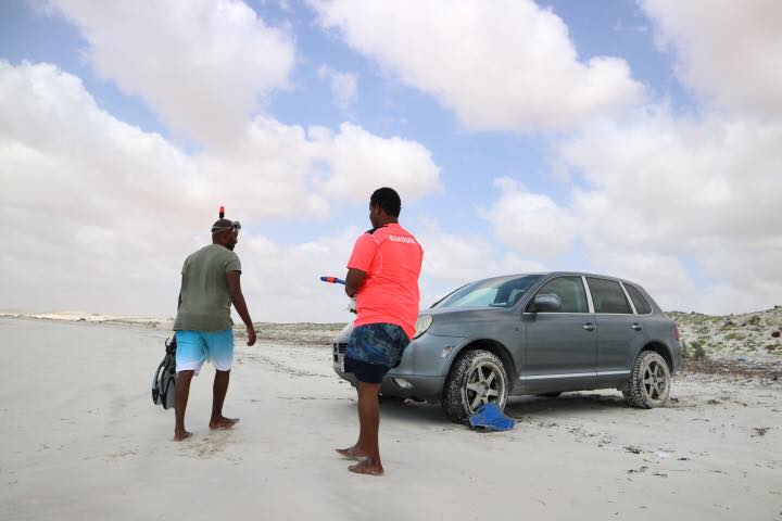 MrMidnimo's tweet photo. Ever thought? Porsche (Cayenne) in #Mogadishu.  A typical Friday morning at Jazeera Beach with my friend @shama82.

#LivingTheDream #porsche #somalia 

@HarunMaruf @wataac @HavemanRoelof https://t.co/Sq9Al2GBzN