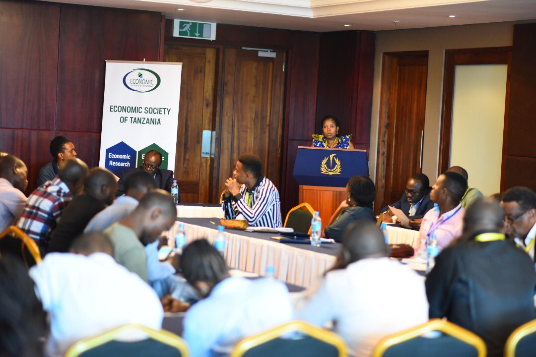 MahembeFredy's tweet photo. SADC is working well than the EAC community on the issue of regional integration @ESTWachumi @Nnauye_Nape @zittokabwe @BBuganzi @CarolNdosi @ProfWangwe @TheEconomist #ESTAC2018 https://t.co/JkRZmvRbT7