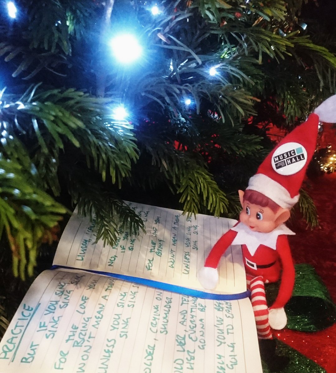 Archie has been up all night practising to join in the Big Sing with <a href="/franhealy/">Fran Healy</a>. Are you ready everyone? Doors open 9.30!
#SteppingIn #MusicHallElf 

aberdeenperformingarts.com/media/4470/apa…