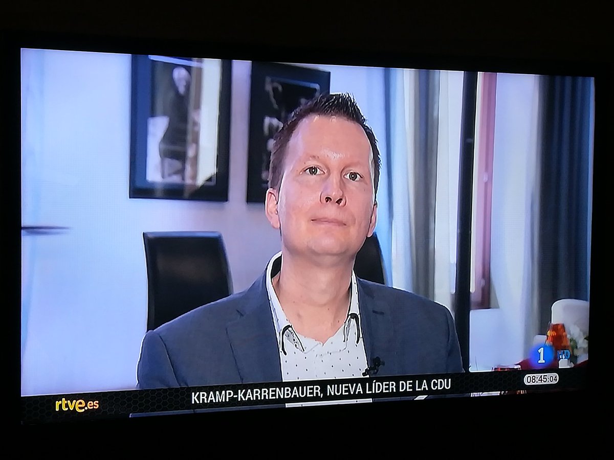 etomast's tweet photo. @lasseweb20 Este sábado 8-12-18 en @rtve @camaraabierta hablando de #InteligenciaArtificial #libroAI  @Alienta https://t.co/tjJO5H2GK6 https://t.co/RuKmF6TPcB