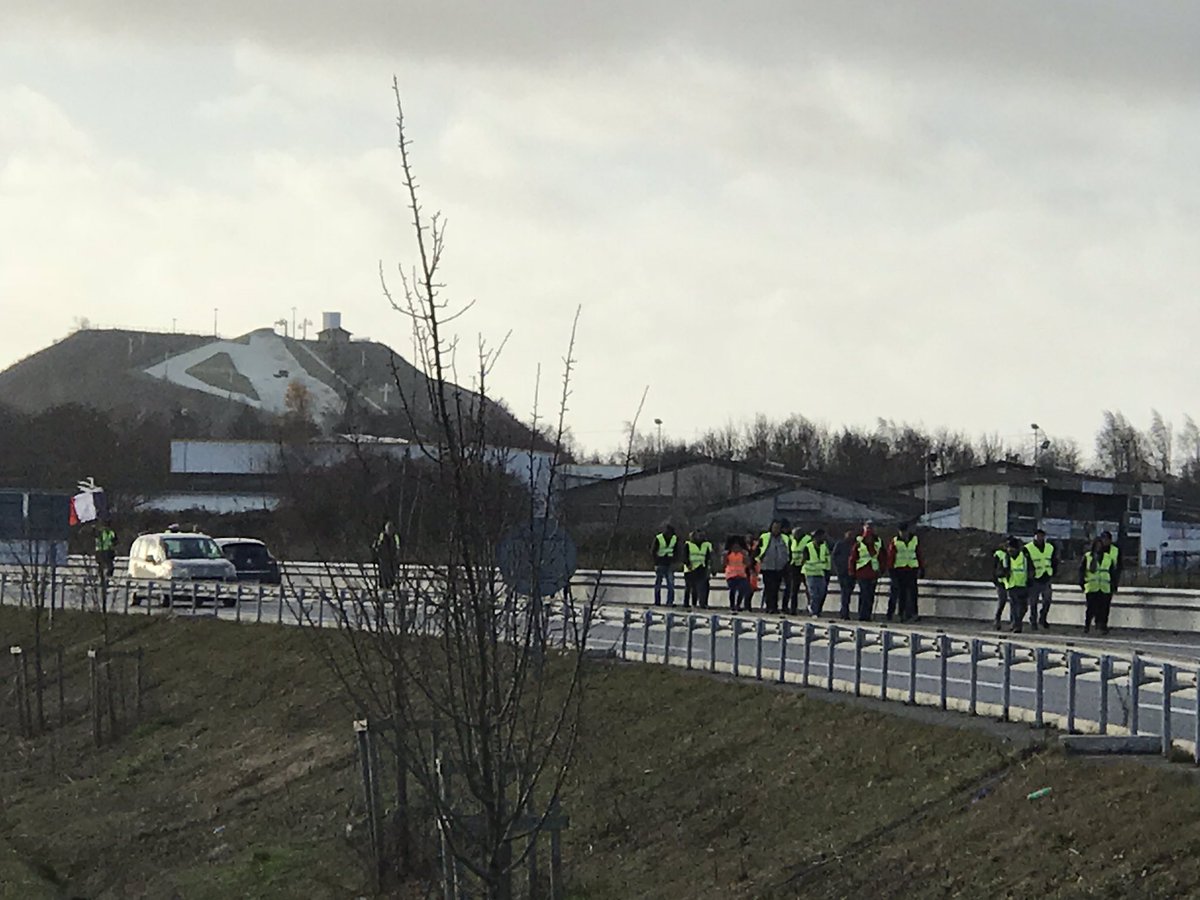 isamastin's tweet photo. Une quarantaine de #GiletsJaunes arrivent au péage de l’A 26 à #Noeuxlesmines  au son du clairon https://t.co/7ub90b67QU